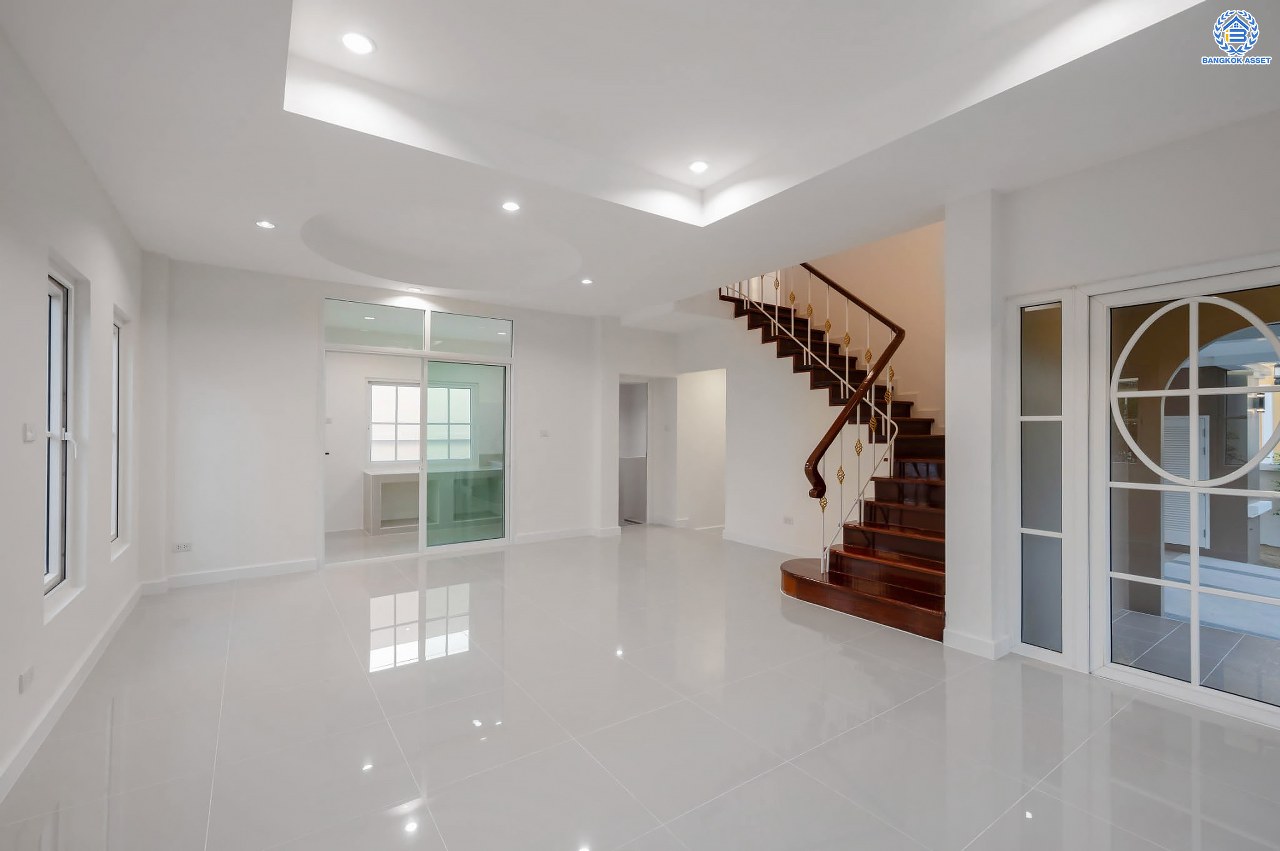 บ้านมือสองตกแต่งใหม่ โครงการ นราวดี  วงแหวน-พระราม5 เนื้อที่กว้าง 58.5 ตร.ว. พื้นที่ใช้สอย 157.3 ตร.ม. ฟังก์ชัน 4  ห้องนอน (ห้องนอนชั้นล่าง 1 ห้อง) 4 ห้องน้ำ 2 ที่จอดรถ บนทำเลติดถนนนครอินทร์ เดินทางง่าย เชื่อมต่อถนนกาญจนาภิเษก, ถนนนครอินทร์, ถนนราชพฤกษ์, ถนนพระราม5 ใกล้จุดขึ้นทางด่วน "ศรีรัช"